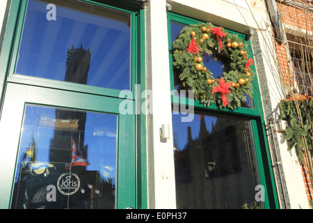 Weihnachtsschmuck im Marktplatz in Brügge/Brugge, reflektiert der Glockenturm im Fenster Restaurant in Belgien in Europa Stockfoto