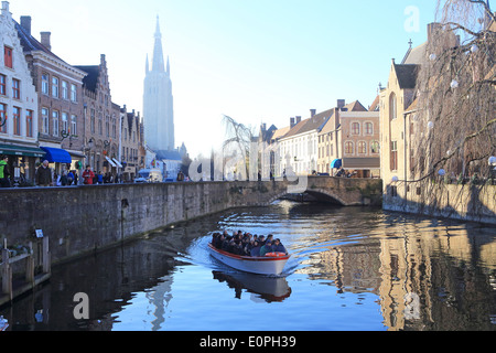 Ein Tourist Boot an einem sonnigen Wintertag am Dijver Kanal, in der alten Stadt Brügge/Brugge in West-Flandern, Belgien Stockfoto