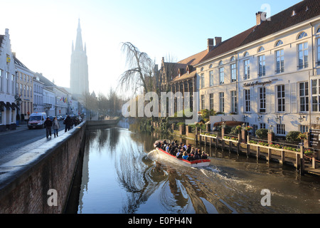 Ein Tourist Boot an einem sonnigen Wintertag am Dijver Kanal, in der alten Stadt Brügge/Brugge in West-Flandern, Belgien Stockfoto