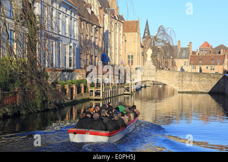 Ein Tourist Boot an einem sonnigen Wintertag am Dijver Kanal, in der alten Stadt Brügge/Brugge in West-Flandern, Belgien Stockfoto