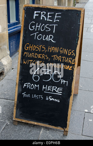 Eine A-Board Werbung eine kostenlose Geistertour in Edinburghs Altstadt. Stockfoto