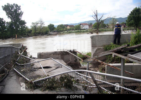 Banja Luka, Republika Srpska. 18. Mai 2014. Während der Überschwemmung in Banja Luka, Hauptstadt der Republika Srpska, eine Einheit von Bosnien und Herzegowina am 18. Mai 2014 ist eine Brücke zerstört gesehen. Bildnachweis: Borislav Zdrinja/Xinhua/Alamy Live-Nachrichten Stockfoto