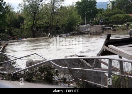 Banja Luka, Republika Srpska. 18. Mai 2014. Während der Überschwemmung in Banja Luka, Hauptstadt der Republika Srpska, eine Einheit von Bosnien und Herzegowina am 18. Mai 2014 ist eine Brücke zerstört gesehen. Bildnachweis: Borislav Zdrinja/Xinhua/Alamy Live-Nachrichten Stockfoto