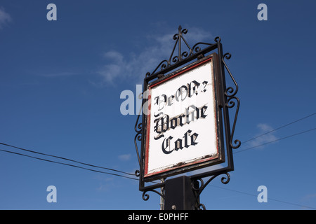 Ye Olde Worlde Cafe Schild vor einem ländlichen Café Stockfoto