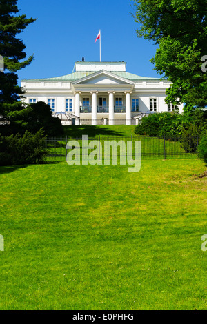 Belweder Palast gesehen vom Königlichen Bäder Park in Warschau, Polen. Stockfoto