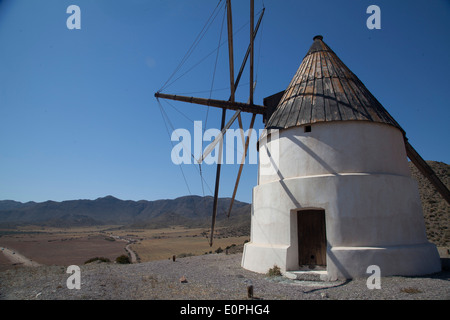 Windmühle in der natürlichen Park Cabo de Gata, Almería Stockfoto