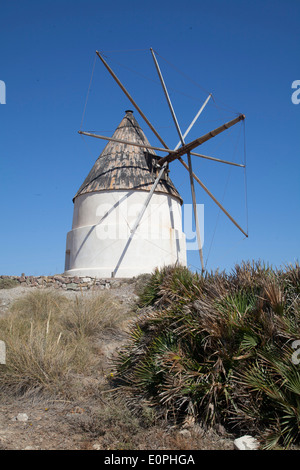 Windmühle in der natürlichen Park Cabo de Gata, Almería Stockfoto