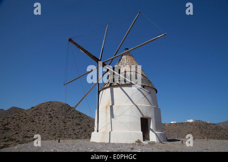 Windmühle in der natürlichen Park Cabo de Gata, Almería Stockfoto