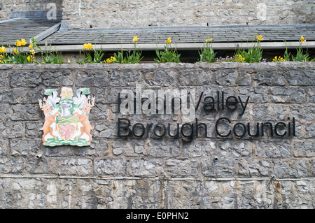 Logo auf Ribble Valley Borough Council Gebäude in Clitheroe, Lancashire, England, Großbritannien Stockfoto