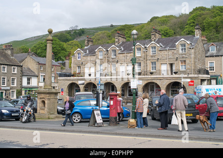 Gruppe von Menschen warten auf Bus auf dem Marktplatz zu begleichen, North Yorkshire, England, UK Stockfoto