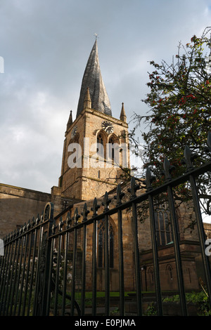 Pfarrkirche St Mary and All Saints in Chesterfield Derbyshire England, bekannt als der krumme Turm Stockfoto