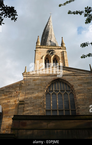 Pfarrkirche St. Mary und aller Heiligen in Chesterfield, bekannt als der schiefe Turm Stockfoto