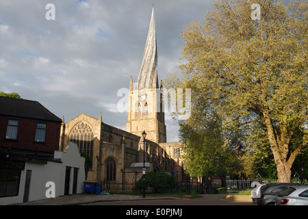 Die Pfarrkirche St Mary and All Saints in Chesterfield Derbyshire England, bekannt als das unter Denkmalschutz stehende krumme Turm Stockfoto