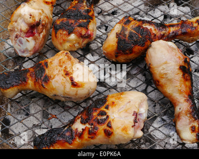 Essen Bild - Hähnchenschenkel / Drumsticks auf einem Grill kochen Stockfoto