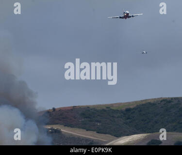 16. Mai 2014 - San Clemente, Kalifornien, USA - führt ein Spotter Flugzeug eine DC-10 Antenne Tanker am westlichen Rand des Feuers Talega in Camp Pendleton, am Freitag Nachmittag.  Die Antenne Tropfen wollte das Feuer aus der Förderung gegen US Maine Corps Soldaten Gehäuse am Freitag zu stoppen. (Kredit-Bild: © David Bro/ZUMAPRESS.com) Stockfoto