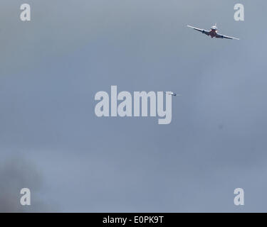 16. Mai 2014 - San Clemente, Kalifornien, USA - führt ein Spotter Flugzeug eine DC-10 Antenne Tanker am westlichen Rand des Feuers Talega in Camp Pendleton, am Freitag Nachmittag.  Die Antenne Tropfen wollte das Feuer aus der Förderung gegen US Maine Corps Soldaten Gehäuse am Freitag zu stoppen. (Kredit-Bild: © David Bro/ZUMAPRESS.com) Stockfoto