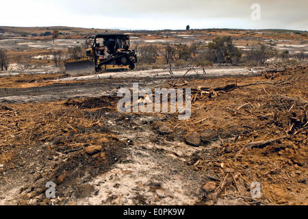 Überreste einer Brandbekämpfung Planierraupe nach Flammen aus der Tomahawk und Las Pulgas Waldbrände vorbei 16. Mai 2014 in Camp Pendleton, Kalifornien gefegt.  Evakuierungen gezwungen mehr als 13.000 Menschen aus ihren Häusern, als das Feuer brannte über San Diego County. Stockfoto