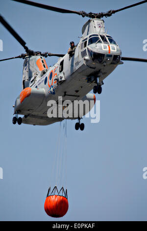 Ein Hubschrauber der US Marine Corps führt das Wasser in einen Eimer Bambi zu helfen die Tomahawk und Las Pulgas Waldbrände zu bekämpfen, da sie die Ausläufern 17. Mai 2014 in Camp Pendleton, Kalifornien verbrennen.  Evakuierungen gezwungen mehr als 13.000 Menschen aus ihren Häusern, als das Feuer brannte über San Diego County. Stockfoto