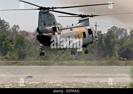 Ein Hubschrauber der US Marine Corps lädt Wasser in einen Eimer Bambi zu helfen die Tomahawk und Las Pulgas Waldbrände zu bekämpfen, da sie die Ausläufern 16. Mai 2014 in Camp Pendleton, Kalifornien verbrennen.  Evakuierungen gezwungen mehr als 13.000 Menschen aus ihren Häusern, als das Feuer brannte über San Diego County. Stockfoto