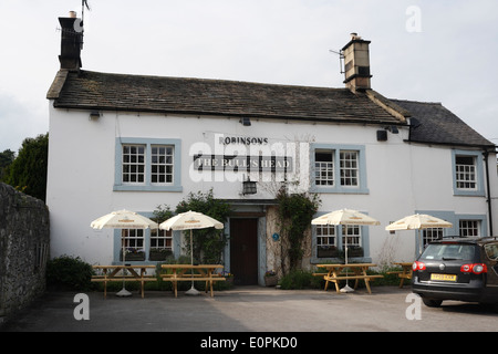 Das öffentliche Haus von Bulls Head in Ashford im Wasser, Derbyshire, England. English Peak District Pub, Village Pub Stockfoto