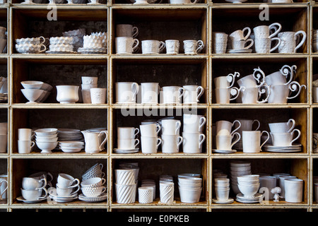 Handgemachte Keramik vom Designer Astier de Parteigänger auf dem Display in ihrer Boutique entlang Rue Saint Honore, Paris Frankreich Stockfoto