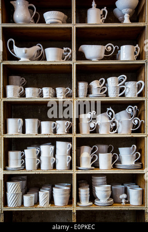 Handgemachte Keramik vom Designer Astier de Parteigänger auf dem Display in ihrer Boutique entlang Rue Saint Honore, Paris Frankreich Stockfoto