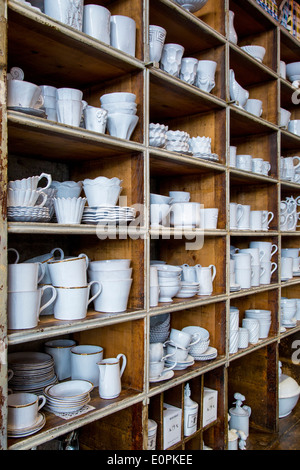 Handgemachte Keramik vom Designer Astier de Parteigänger auf dem Display in ihrer Boutique entlang Rue Saint Honore, Paris Frankreich Stockfoto