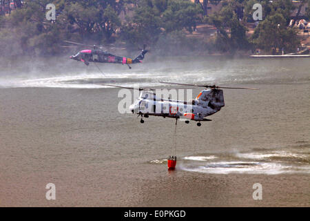 US Marinekorps Hubschrauber Ladung Wasser mit einem Bambi-Bucket um zu helfen, die Tomahawk und Las Pulgas Waldbrände zu bekämpfen, da sie die Ausläufern 16. Mai 2014 in Camp Pendleton, Kalifornien verbrennen.  Evakuierungen gezwungen mehr als 13.000 Menschen aus ihren Häusern, als das Feuer brannte über San Diego County. Stockfoto