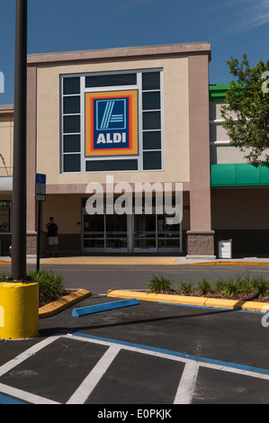 ALDI Supermarkt Lebensmittel Discounter auf SR441 Leesburg, Florida USA Stockfoto