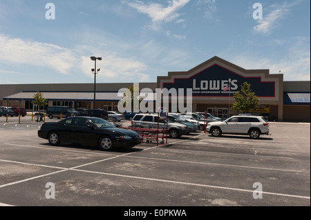 Lowe-Versorgungsmaterial-Speicher befindet sich in Leesburg, Florida USA Stockfoto