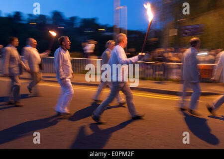 Wye Valley, Chepstow, UK. 18. Mai 2014. 21:00 19. Mai 2014 Chepstow. 2014 Wye Valley Festival Finale inklusive Straßentheater, Chöre und Feuerwerk. Bildnachweis: David Broadbent/Alamy Live-Nachrichten Stockfoto