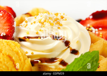 Belgische Waffeln mit Schlagsahne Stockfoto