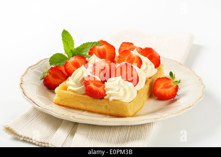 Belgische Waffel mit geschlagener Sahne und frischen Erdbeeren Stockfoto