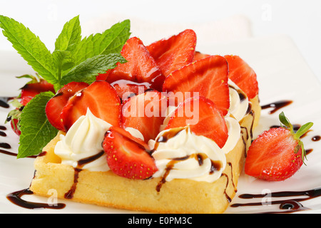 Belgische Waffel mit geschlagener Sahne und frischen Erdbeeren Stockfoto