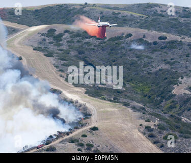 16. Mai 2014 - San Clemente, Kalifornien, USA - führt ein Spotter Flugzeug eine DC-10 Antenne Tanker am westlichen Rand des Feuers Talega in Camp Pendleton, am Freitag Nachmittag.  Die Antenne Tropfen wollte das Feuer aus der Förderung gegen US Maine Corps Soldaten Gehäuse am Freitag zu stoppen. (Kredit-Bild: © David Bro/ZUMAPRESS.com) Stockfoto