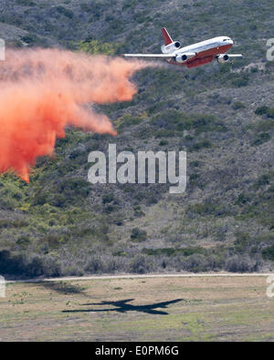 16. Mai 2014 - San Clemente, Kalifornien, USA - führt ein Spotter Flugzeug eine DC-10 Antenne Tanker am westlichen Rand des Feuers Talega in Camp Pendleton, am Freitag Nachmittag.  Die Antenne Tropfen wollte das Feuer aus der Förderung gegen US Maine Corps Soldaten Gehäuse am Freitag zu stoppen. (Kredit-Bild: © David Bro/ZUMAPRESS.com) Stockfoto