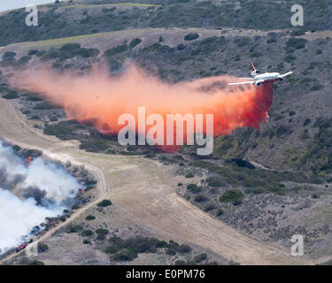 16. Mai 2014 - San Clemente, Kalifornien, USA - führt ein Spotter Flugzeug eine DC-10 Antenne Tanker am westlichen Rand des Feuers Talega in Camp Pendleton, am Freitag Nachmittag.  Die Antenne Tropfen wollte das Feuer aus der Förderung gegen US Maine Corps Soldaten Gehäuse am Freitag zu stoppen. (Kredit-Bild: © David Bro/ZUMAPRESS.com) Stockfoto