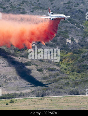 16. Mai 2014 - San Clemente, Kalifornien, USA - führt ein Spotter Flugzeug eine DC-10 Antenne Tanker am westlichen Rand des Feuers Talega in Camp Pendleton, am Freitag Nachmittag.  Die Antenne Tropfen wollte das Feuer aus der Förderung gegen US Maine Corps Soldaten Gehäuse am Freitag zu stoppen. (Kredit-Bild: © David Bro/ZUMAPRESS.com) Stockfoto