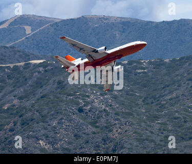 16. Mai 2014 - San Clemente, Kalifornien, USA - führt ein Spotter Flugzeug eine DC-10 Antenne Tanker am westlichen Rand des Feuers Talega in Camp Pendleton, am Freitag Nachmittag.  Die Antenne Tropfen wollte das Feuer aus der Förderung gegen US Maine Corps Soldaten Gehäuse am Freitag zu stoppen. (Kredit-Bild: © David Bro/ZUMAPRESS.com) Stockfoto