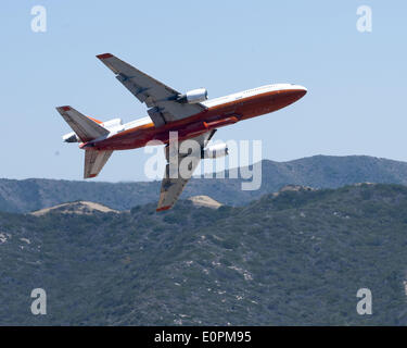 16. Mai 2014 - San Clemente, Kalifornien, USA - führt ein Spotter Flugzeug eine DC-10 Antenne Tanker am westlichen Rand des Feuers Talega in Camp Pendleton, am Freitag Nachmittag.  Die Antenne Tropfen wollte das Feuer aus der Förderung gegen US Maine Corps Soldaten Gehäuse am Freitag zu stoppen. (Kredit-Bild: © David Bro/ZUMAPRESS.com) Stockfoto