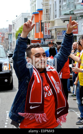 San Francisco, Kalifornien Mai 17. 2014. Arsenal-Fan feiert FA Cup Teamwertung auf Grant Street in North Beach in San Francisco Stockfoto