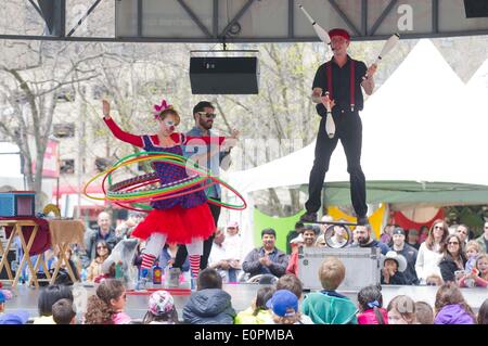 (140519)--TORONTO, 19. Mai 2014 (Xinhua)--Akrobaten während Toronto International Circus Festival 2014 im Harbourfront Centre in Toronto, 18. Mai 2014 durchzuführen. Die jährliche dreitägige Veranstaltung begann am Samstag mit den Leistungen, die Öffnungszeiten für die Öffentlichkeit kostenlos. (Xinhua/Zou Zheng) (Ctt) Stockfoto