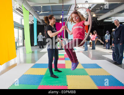 (140519)--TORONTO, 19. Mai 2014 (Xinhua)--A Girl (vorne) spielt einen aerial Hoop während Toronto International Circus Festival 2014 im Harbourfront Centre in Toronto, 18. Mai 2014. Die jährliche dreitägige Veranstaltung begann am Samstag mit den Leistungen, die Öffnungszeiten für die Öffentlichkeit kostenlos. (Xinhua/Zou Zheng) (Ctt) Stockfoto