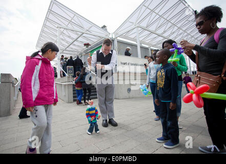 (140519)--TORONTO, 19. Mai 2014 (Xinhua)--ein Mann führt mit einer Marionette während Toronto International Circus Festival 2014 im Harbourfront Centre in Toronto, 18. Mai 2014. Die jährliche dreitägige Veranstaltung begann am Samstag mit den Leistungen, die Öffnungszeiten für die Öffentlichkeit kostenlos. (Xinhua/Zou Zheng) (Ctt) Stockfoto