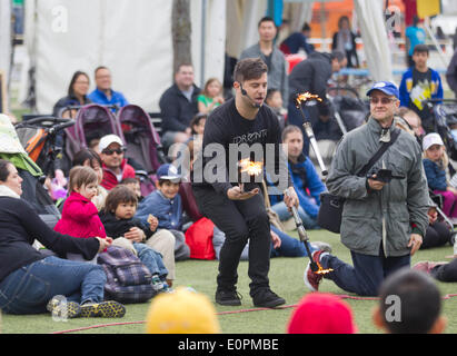 (140519)--TORONTO, 19. Mai 2014 (Xinhua)--A Performer spielt mit dem Feuer während der 2014 Toronto International Circus Festival im Harbourfront Centre in Toronto, 18. Mai 2014. Die jährliche dreitägige Veranstaltung begann am Samstag mit den Leistungen, die Öffnungszeiten für die Öffentlichkeit kostenlos. (Xinhua/Zou Zheng) (Ctt) Stockfoto