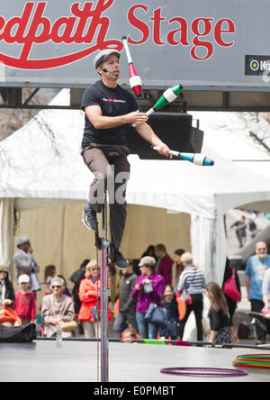 (140519)--TORONTO, 19. Mai 2014 (Xinhua)--ein Akrobat führt während der 2014 Toronto International Circus Festival im Harbourfront Centre in Toronto, 18. Mai 2014. Die jährliche dreitägige Veranstaltung begann am Samstag mit den Leistungen, die Öffnungszeiten für die Öffentlichkeit kostenlos. (Xinhua/Zou Zheng) (Ctt) Stockfoto