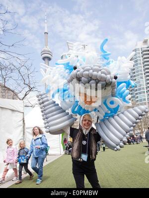 (140519)--TORONTO, 19. Mai 2014 (Xinhua)--ein Gril zeigt einen Ballon Hai beim Toronto International Circus Festival 2014 im Harbourfront Centre in Toronto, 18. Mai 2014. Die jährliche dreitägige Veranstaltung begann am Samstag mit den Leistungen, die Öffnungszeiten für die Öffentlichkeit kostenlos. (Xinhua/Zou Zheng) (Ctt) Stockfoto