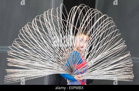 (140519)--TORONTO, 19. Mai 2014 (Xinhua)--ein Akrobat führt während der 2014 Toronto International Circus Festival im Harbourfront Centre in Toronto, 18. Mai 2014. Die jährliche dreitägige Veranstaltung begann am Samstag mit den Leistungen, die Öffnungszeiten für die Öffentlichkeit kostenlos. (Xinhua/Zou Zheng) (Ctt) Stockfoto