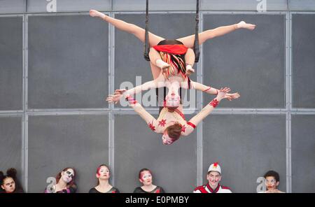 (140519)--TORONTO, 19. Mai 2014 (Xinhua)--Akrobaten während Toronto International Circus Festival 2014 im Harbourfront Centre in Toronto, 18. Mai 2014 durchzuführen. Die jährliche dreitägige Veranstaltung begann am Samstag mit den Leistungen, die Öffnungszeiten für die Öffentlichkeit kostenlos. (Xinhua/Zou Zheng) (Ctt) Stockfoto