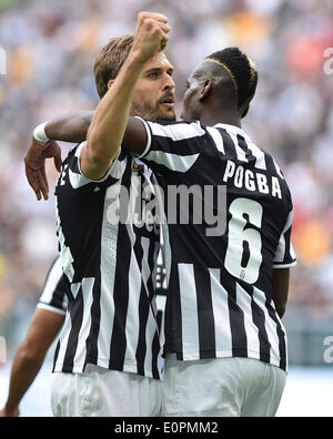 (140519)--JUVENTUS, 19. Mai 2014 (Xinhua)--Juventus Fernando Llorente (L) Reaktionsschichten punktete mit Teamkollege Paul Pogba während der italienischen Serie A-Fußball-match gegen Cagliari in Turin, Italien, 18. Mai 2014. Meister Juventus Turin wurde die erste Mannschaft zu brechen, die 100-Punkte-Grenze in der Serie A Wenn sie Cagliari 3-0 in ihrer abschließenden Liga schlagen Spiel der Saison am Sonntag. (Xinhua/Alberto Lingria) Stockfoto